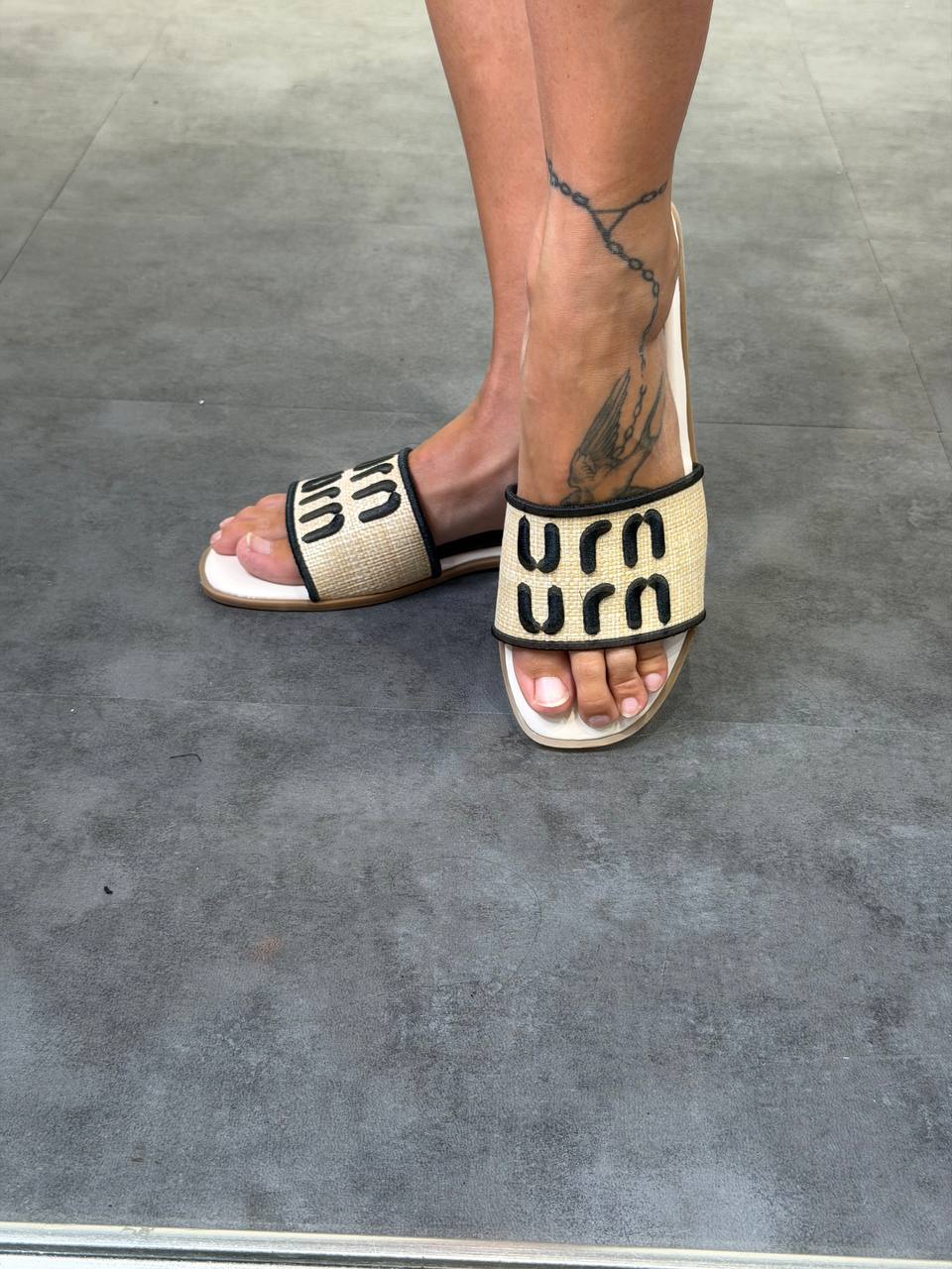 ciabatta con scritta - Dverso Fashion