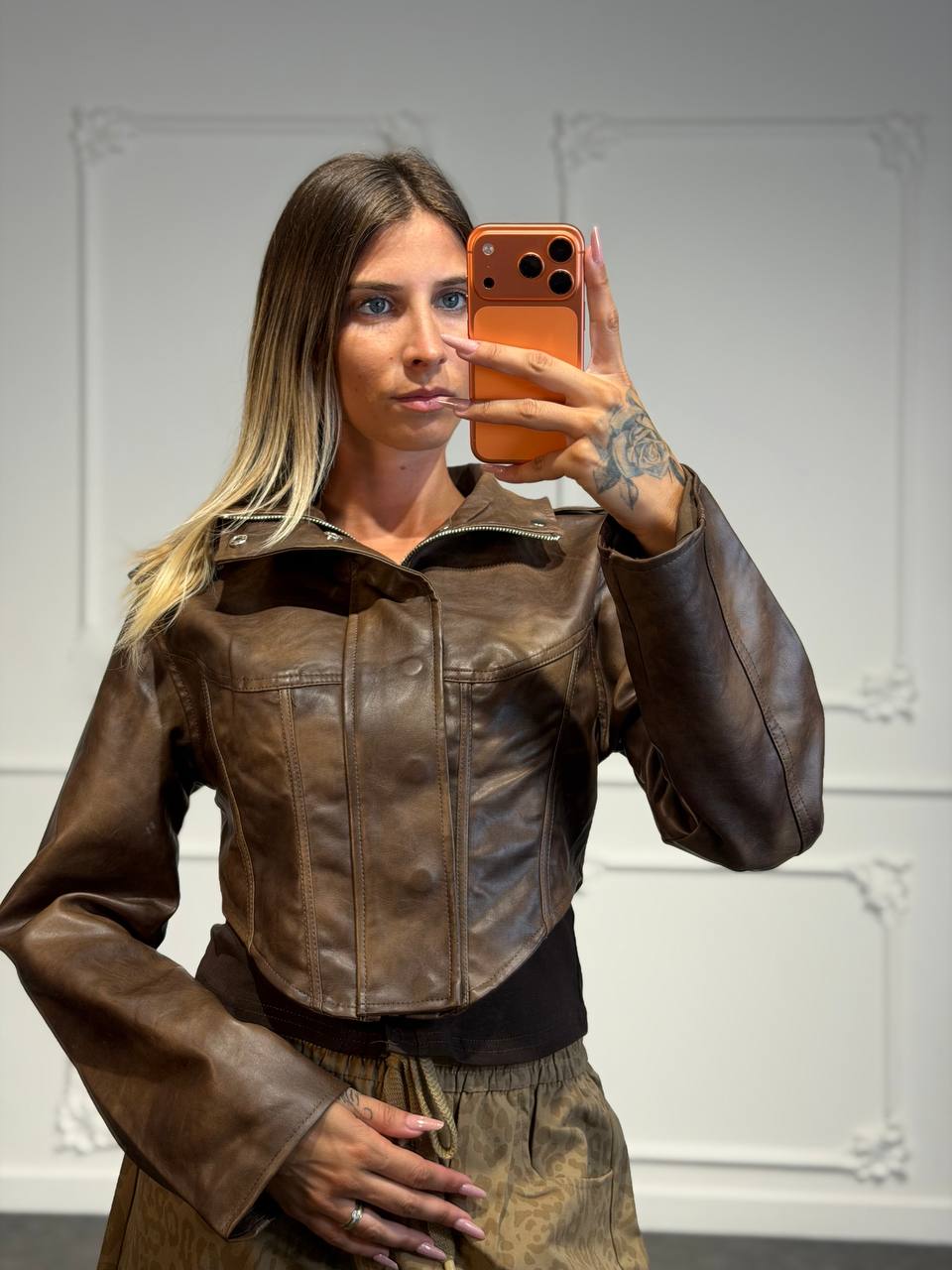 Giacca cropped effetto pelle con collo alto e taglio corsetto strutturato - Dverso Fashion