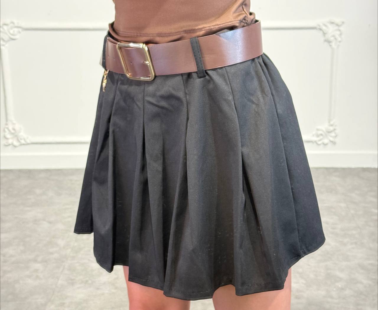 gonna pantaloncino con dettaglio gioiello - Dverso Fashion