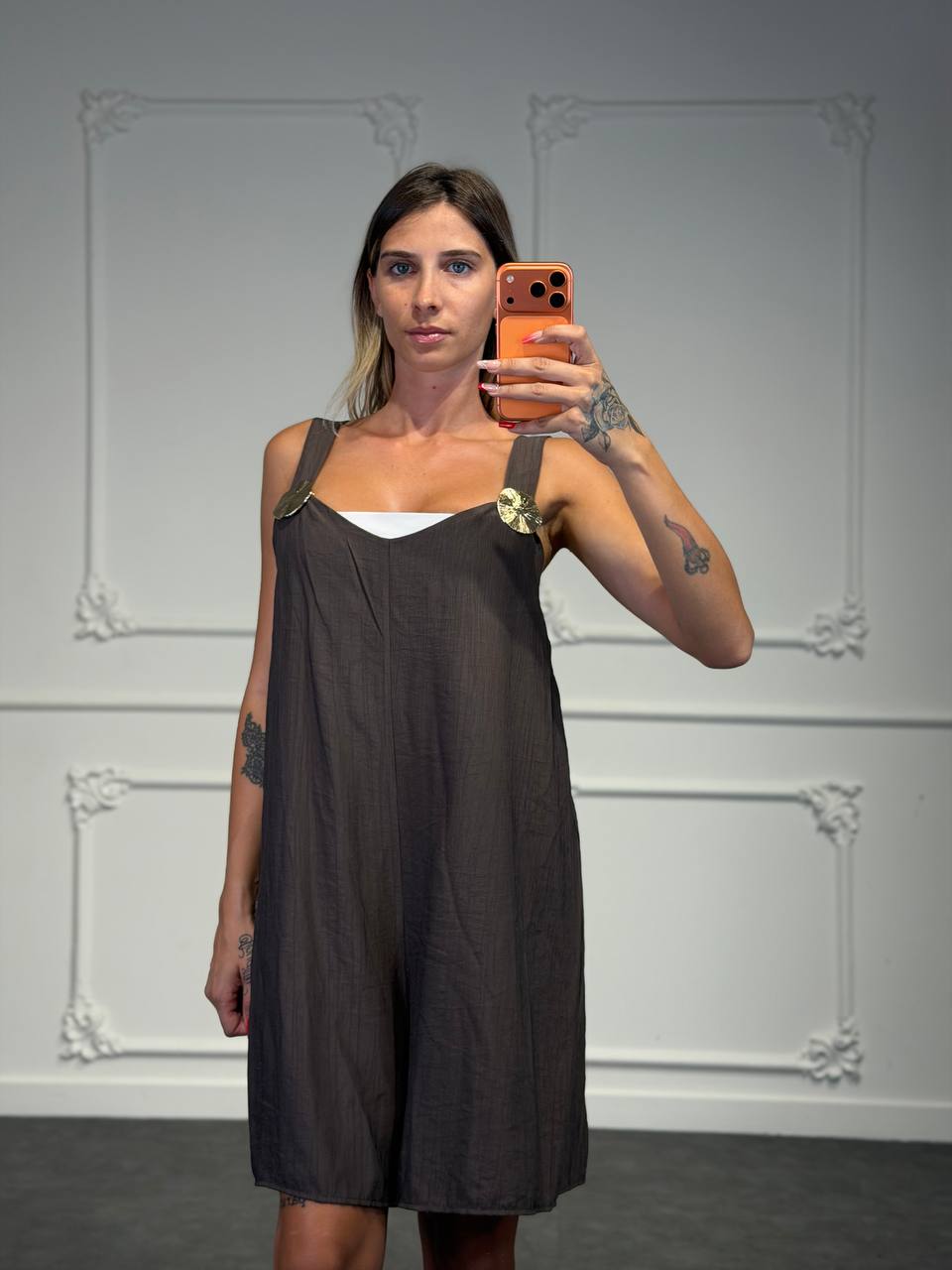 Jumpsuit Corta in Lino con Spalline Larghe e Dettagli Metallici - Dverso Fashion