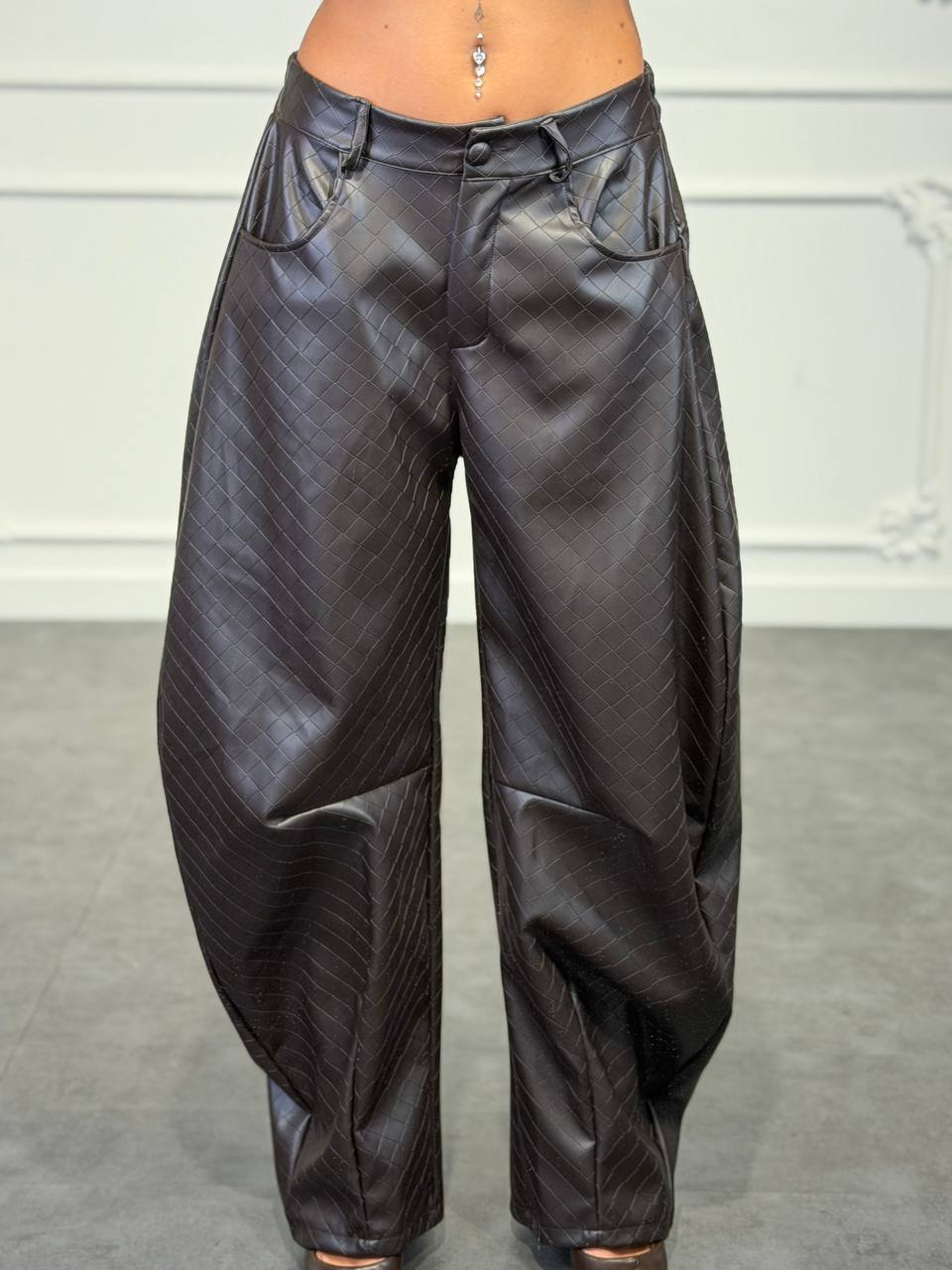 pantalone balloon in pelle con trama lavorata - Dverso Fashion