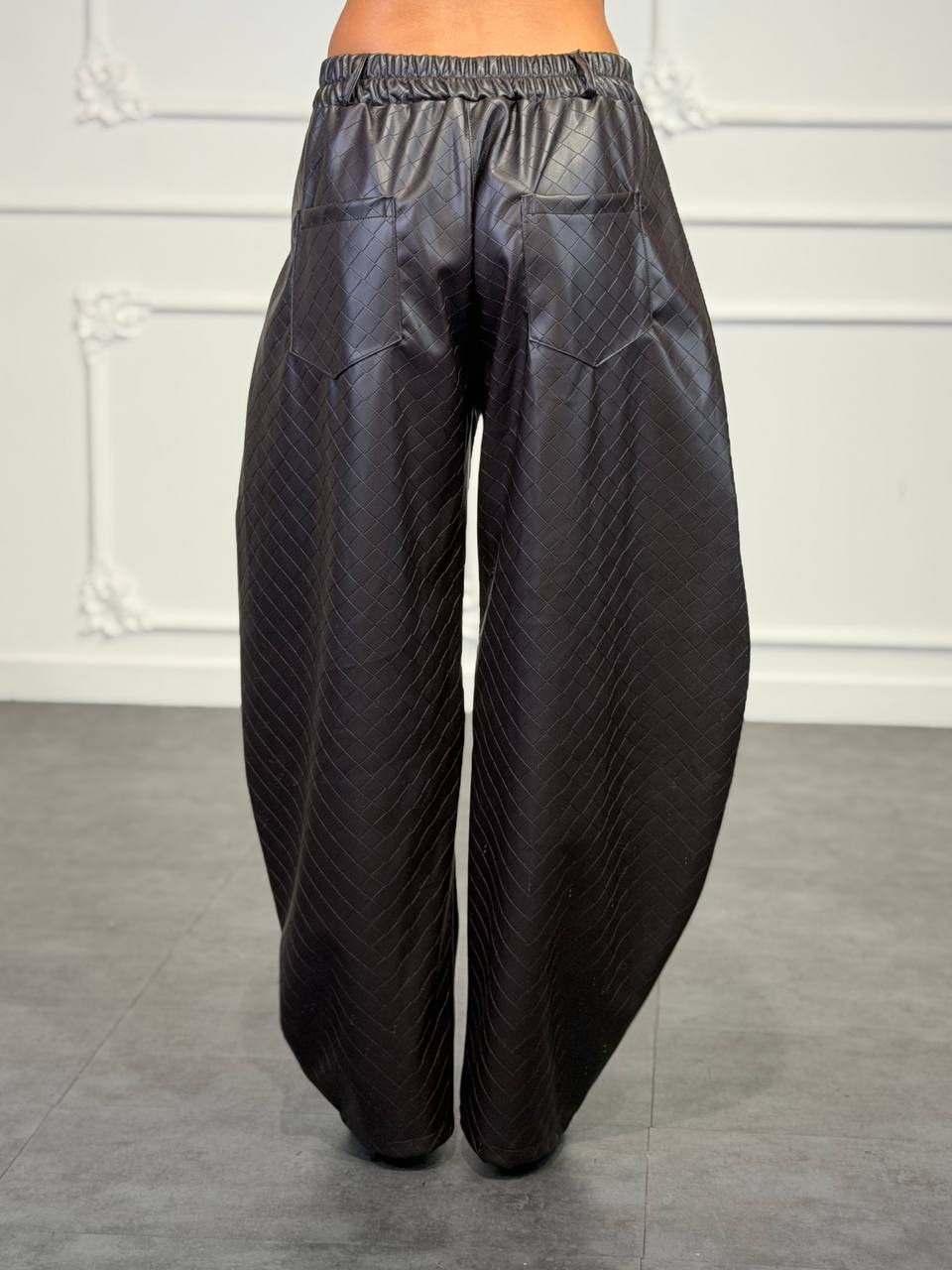 pantalone balloon in pelle con trama lavorata - Dverso Fashion