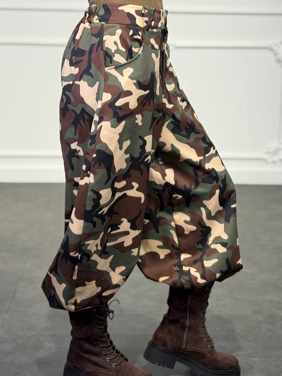 Pantaloni con stampa camouflage e vita elasticizzata - Dverso Fashion