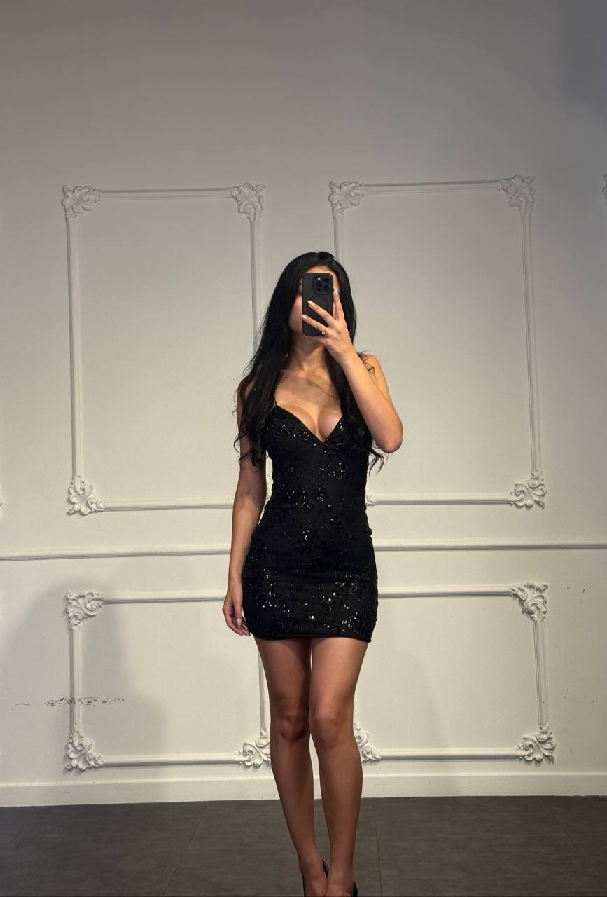 Abito corto con paillettes e scollo a V profondo
