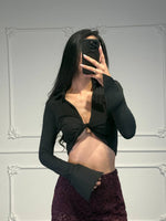 Maglia cropped con nodo frontale e maniche lunghe con polsino