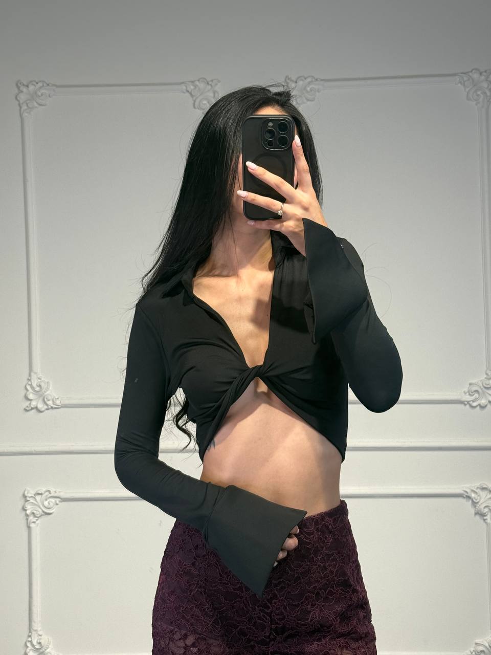 Maglia cropped con nodo frontale e maniche lunghe con polsino