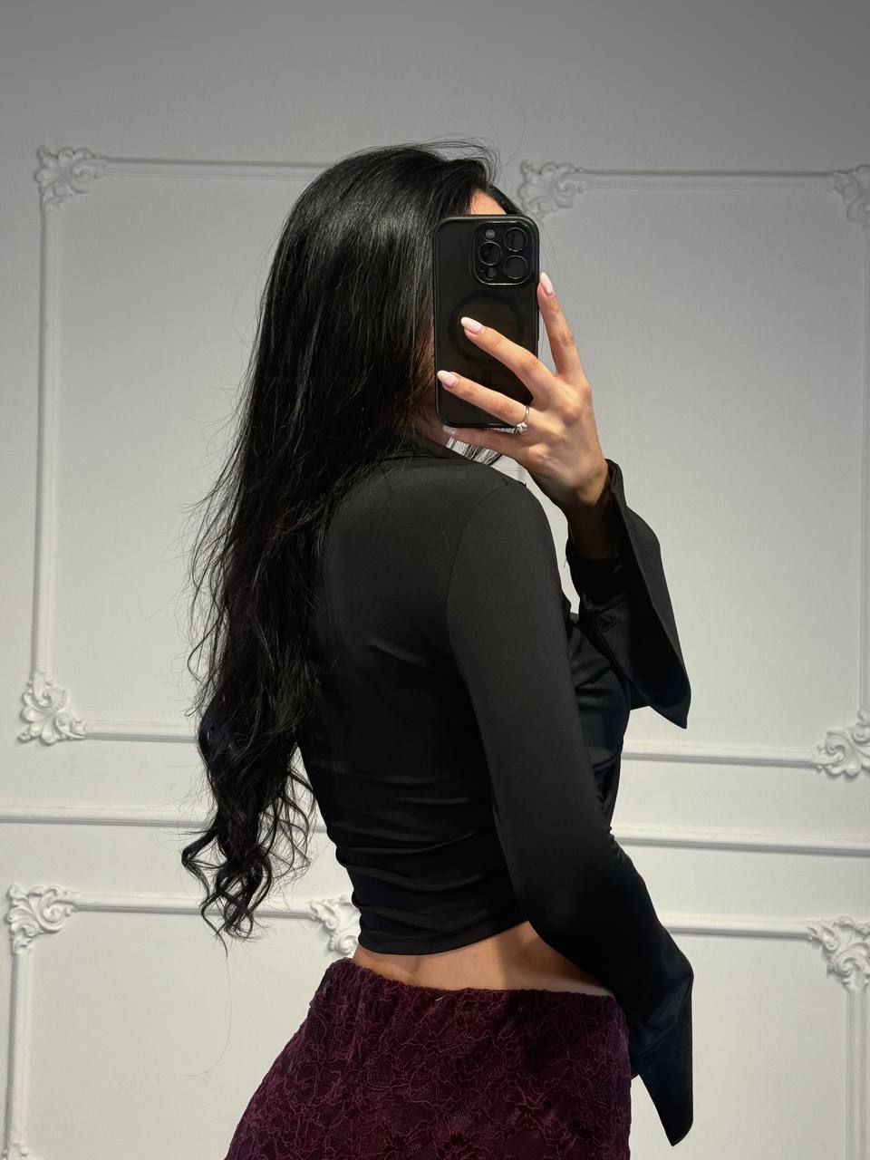 Maglia cropped con nodo frontale e maniche lunghe con polsino