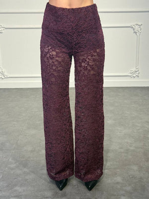 Pantalone palazzo in pizzo con vita alta e trasparenze sulle gambe