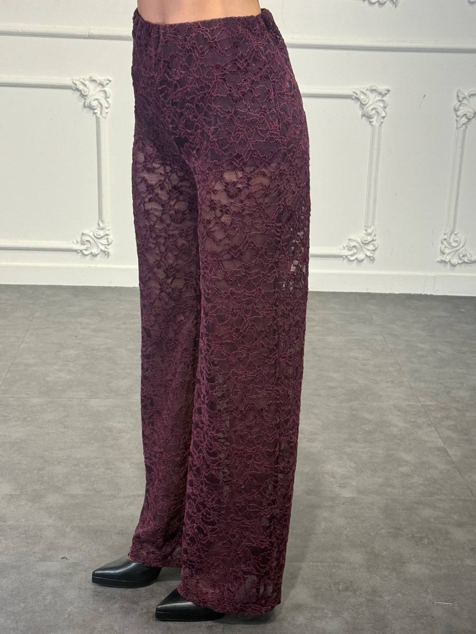 Pantalone palazzo in pizzo con vita alta e trasparenze sulle gambe