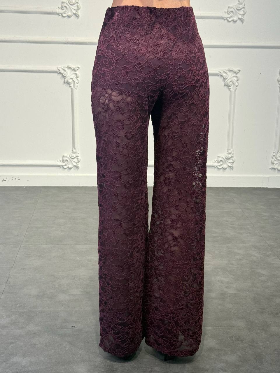 Pantalone palazzo in pizzo con vita alta e trasparenze sulle gambe