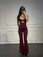 Jumpsuit con coppe strutturate, cut-out frontale e pantalone a zampa