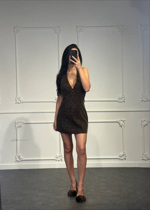 Abito corto animalier con scollo halter profondo e linea svasata