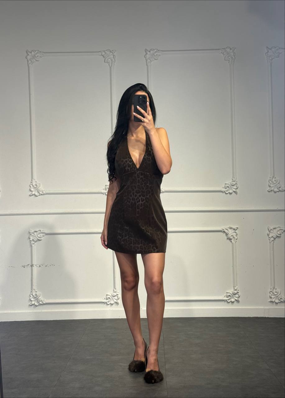 Abito corto animalier con scollo halter profondo e linea svasata
