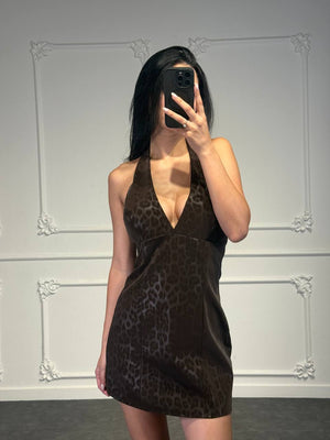 Abito corto animalier con scollo halter profondo e linea svasata