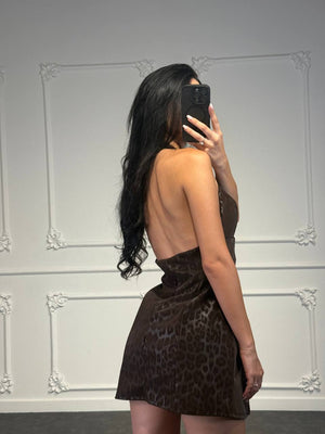 Abito corto animalier con scollo halter profondo e linea svasata