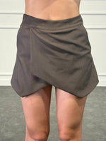 Gonna pantaloncino asimmetrica con pannello sovrapposto frontale