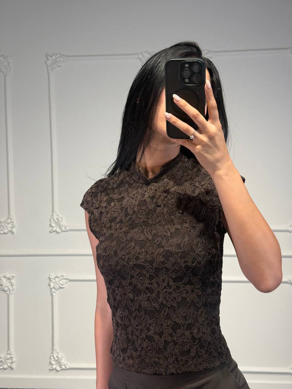 Top in pizzo con collo alla coreana e chiusure decorative frontali