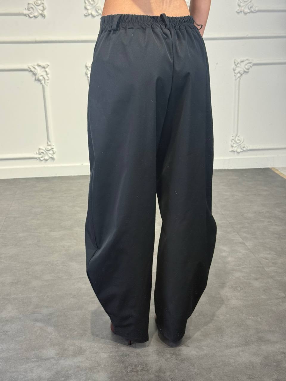 Pantalone balloon a vita alta con pinces e tasche laterali
