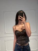 Top corsetto in similpelle con coppe strutturate e cuciture verticali