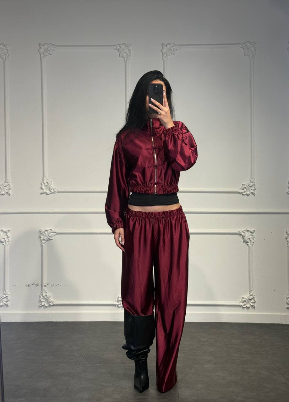 Completo satinato con giacca cropped e gonna lunga fluida