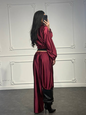 Completo satinato con giacca cropped e gonna lunga fluida