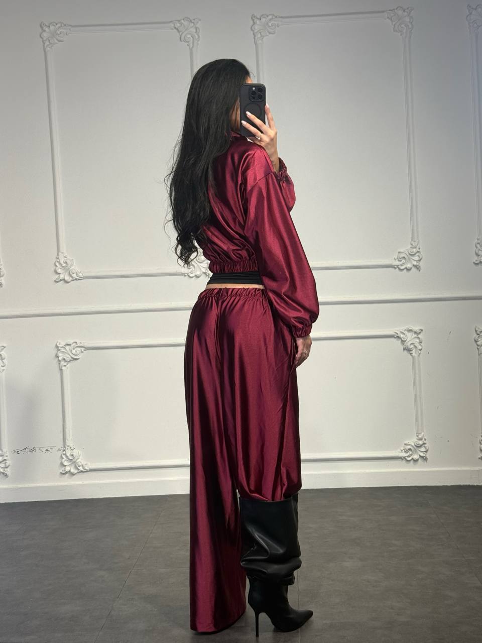 Completo satinato con giacca cropped e gonna lunga fluida