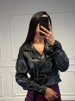 Giacca cropped in similpelle doppiopetto con cintura e revers ampi