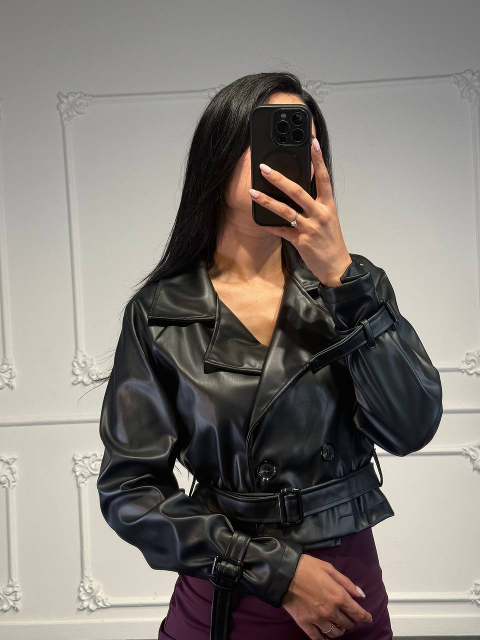 Giacca cropped in similpelle doppiopetto con cintura e revers ampi