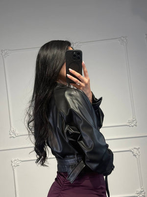 Giacca cropped in similpelle doppiopetto con cintura e revers ampi