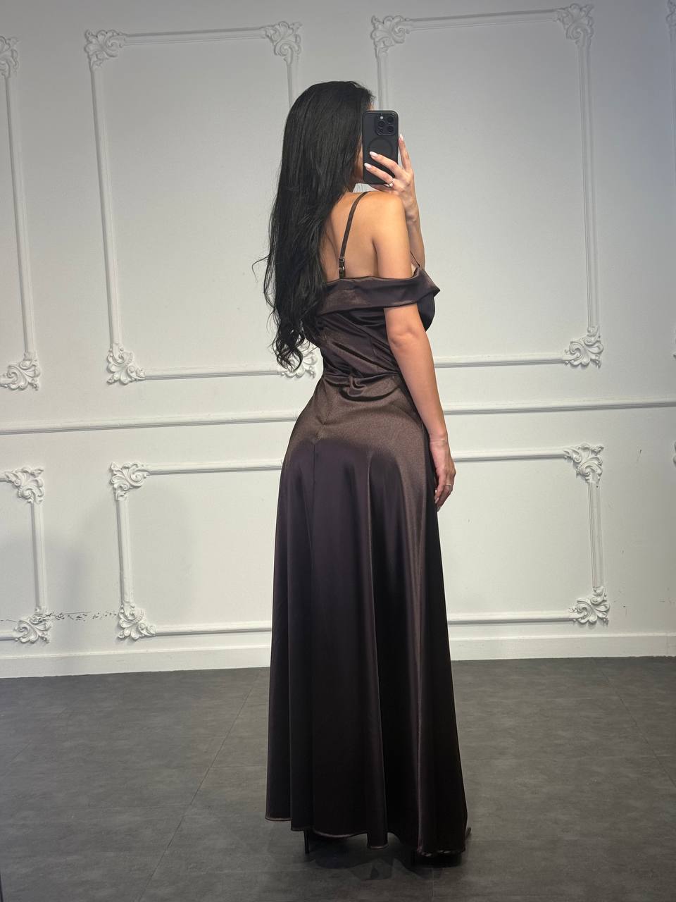 Abito lungo satinato con scollo drappeggiato asimmetrico