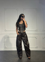 Completo in similpelle con top corsetto zip frontale e pantalone balloon a vita alta
