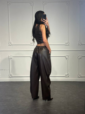 Completo in similpelle con top corsetto zip frontale e pantalone balloon a vita alta