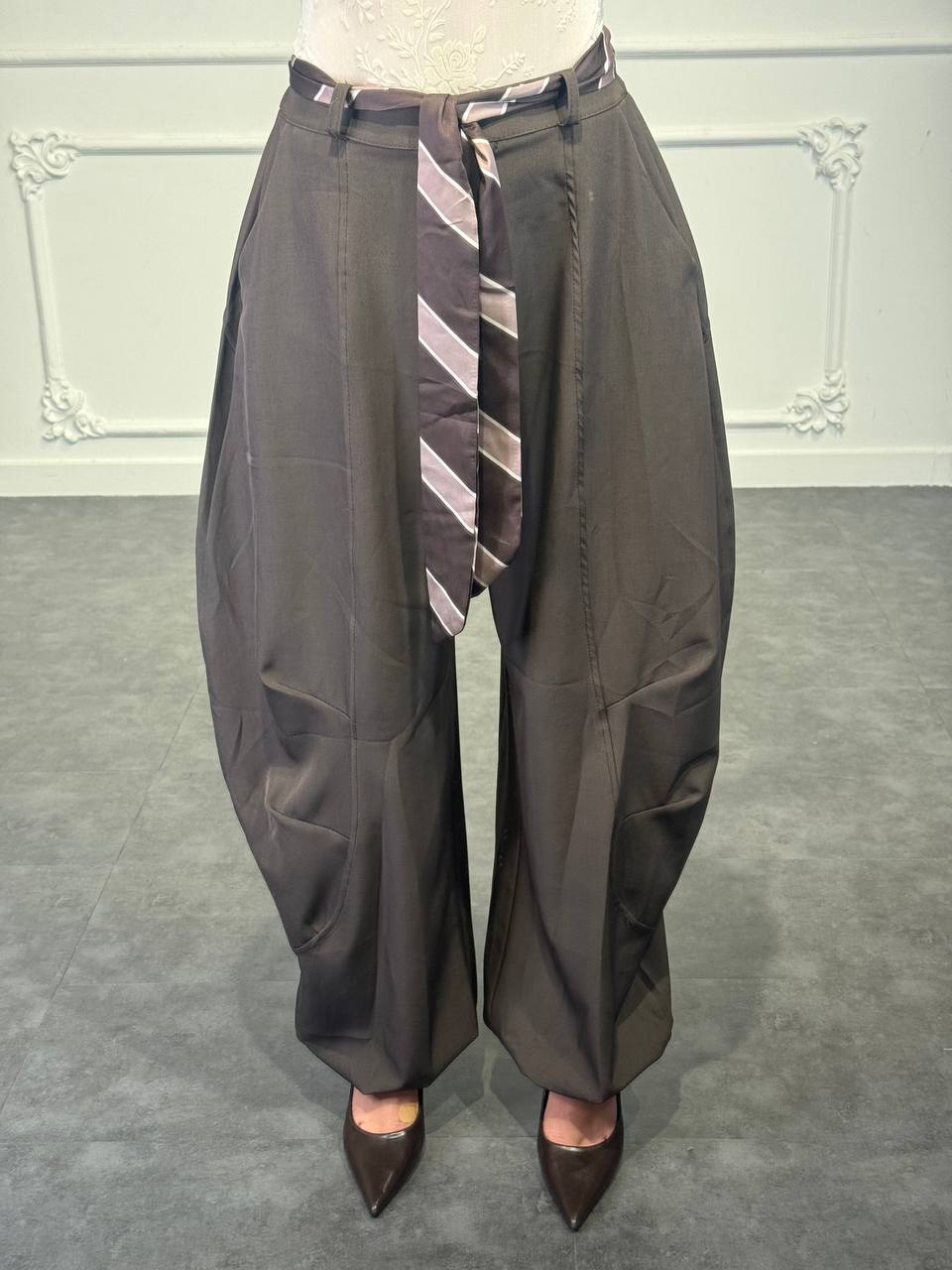 Pantalone balloon a vita alta e gamba ampia sagomata