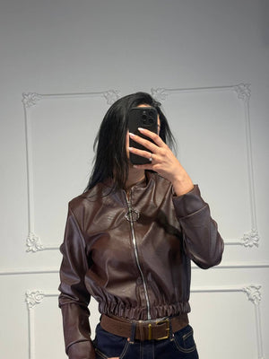 Giacca cropped in similpelle con zip ad anello