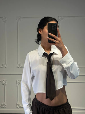 Camicia cropped con cravatta
