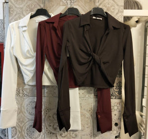 Maglia cropped con nodo frontale e maniche lunghe con polsino