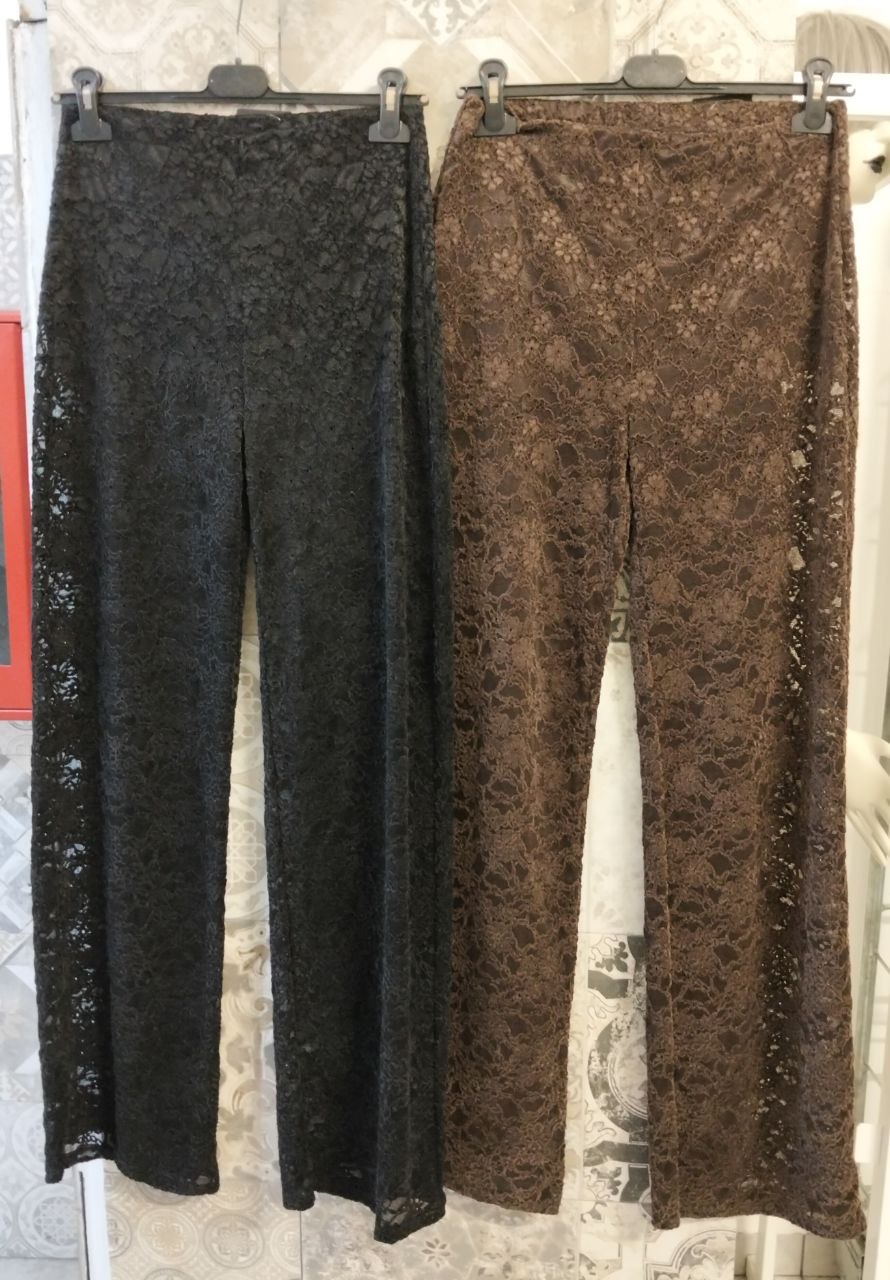 Pantalone palazzo in pizzo con vita alta e trasparenze sulle gambe