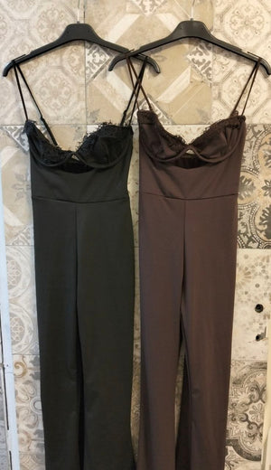 Jumpsuit con coppe strutturate, cut-out frontale e pantalone a zampa