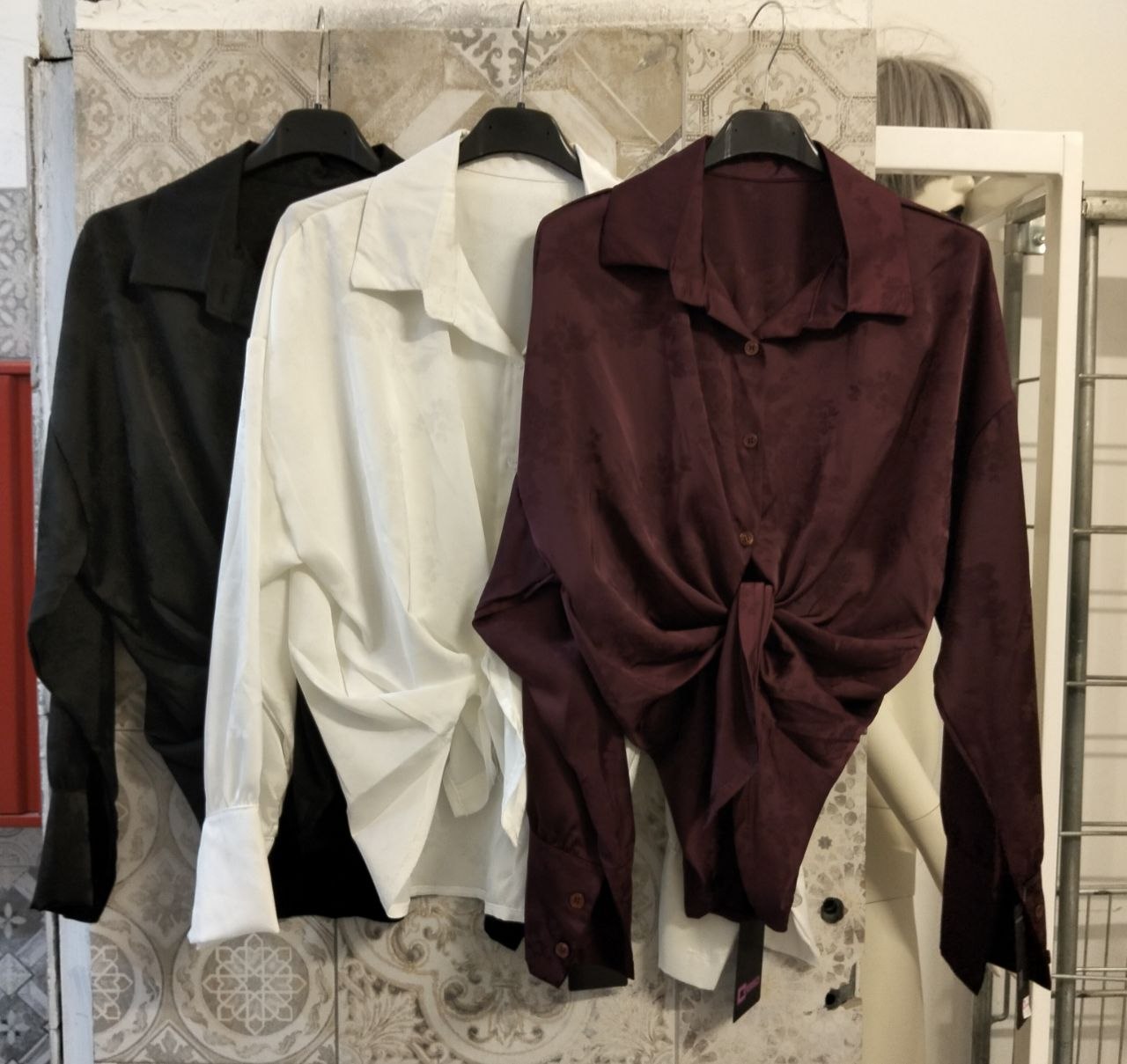 Camicia satinata oversize con motivo jacquard e maniche lunghe
