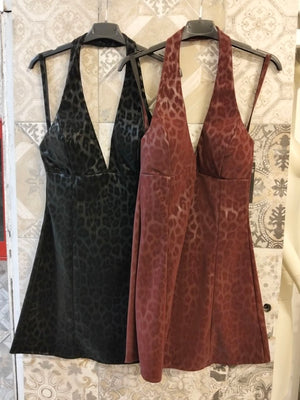 Abito corto animalier con scollo halter profondo e linea svasata