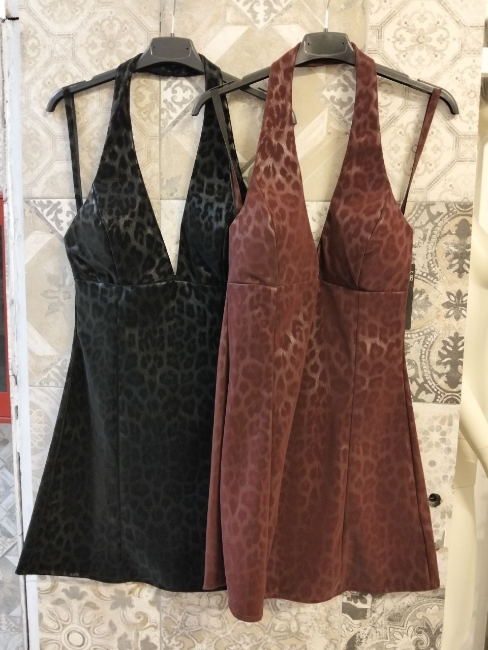 Abito corto animalier con scollo halter profondo e linea svasata
