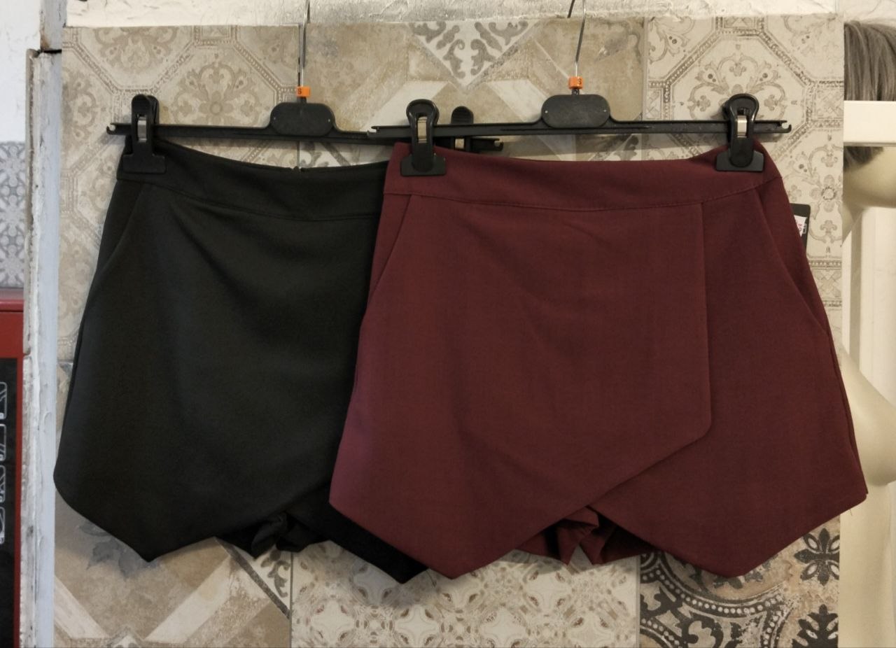 Gonna pantaloncino asimmetrica con pannello sovrapposto frontale