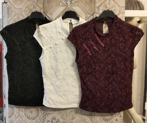 Top in pizzo con collo alla coreana e chiusure decorative frontali