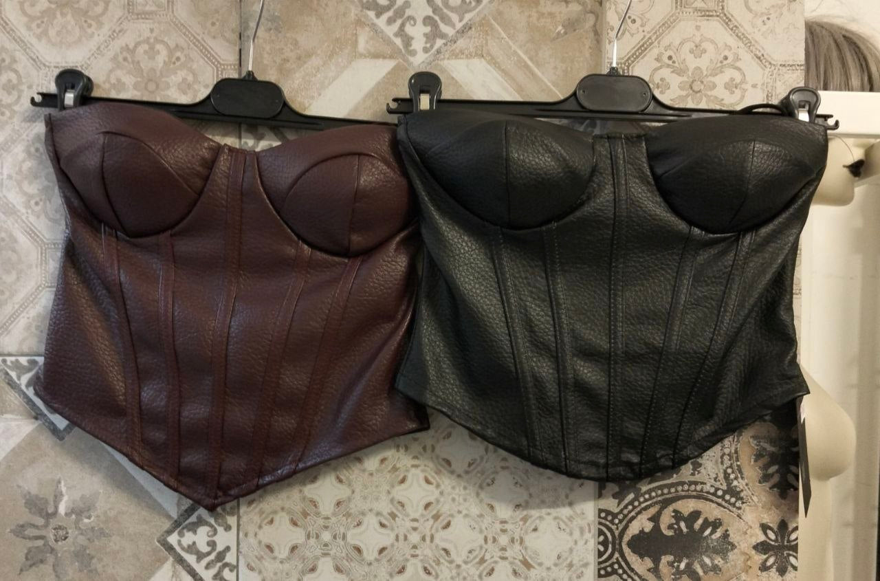 Top corsetto in similpelle con coppe strutturate e cuciture verticali