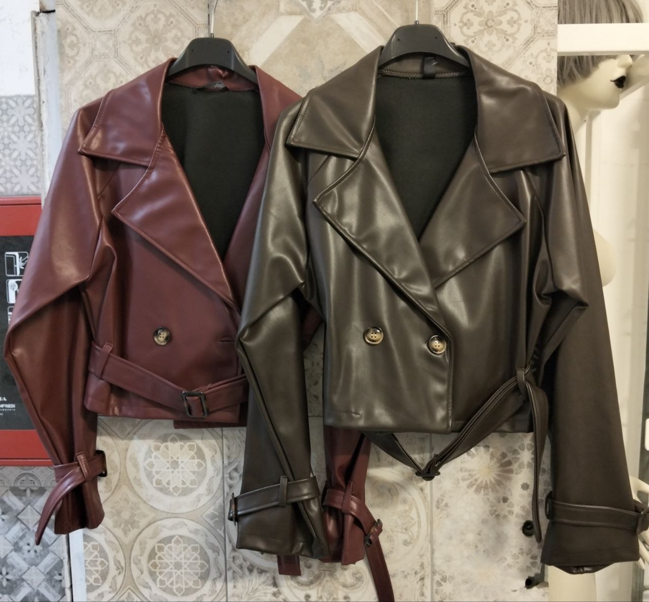 Giacca cropped in similpelle doppiopetto con cintura e revers ampi