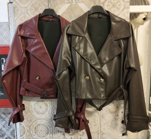 Giacca cropped in similpelle doppiopetto con cintura e revers ampi