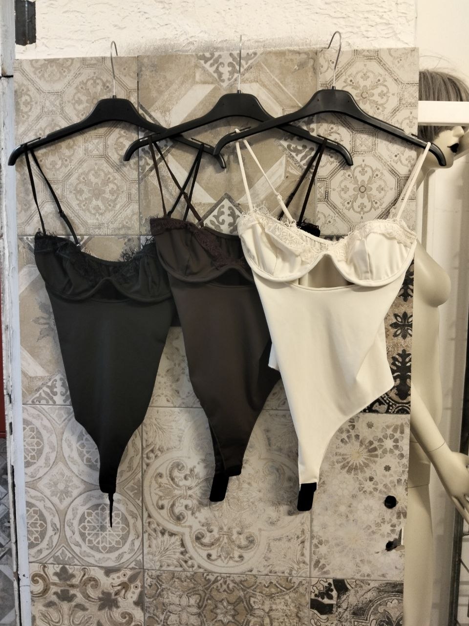 Body con coppe strutturate, inserti in pizzo e spalline sottili