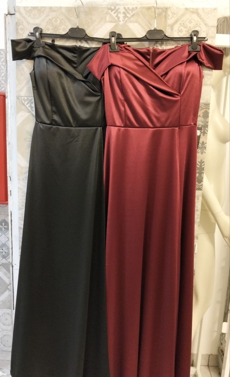 Abito lungo satinato con scollo drappeggiato asimmetrico