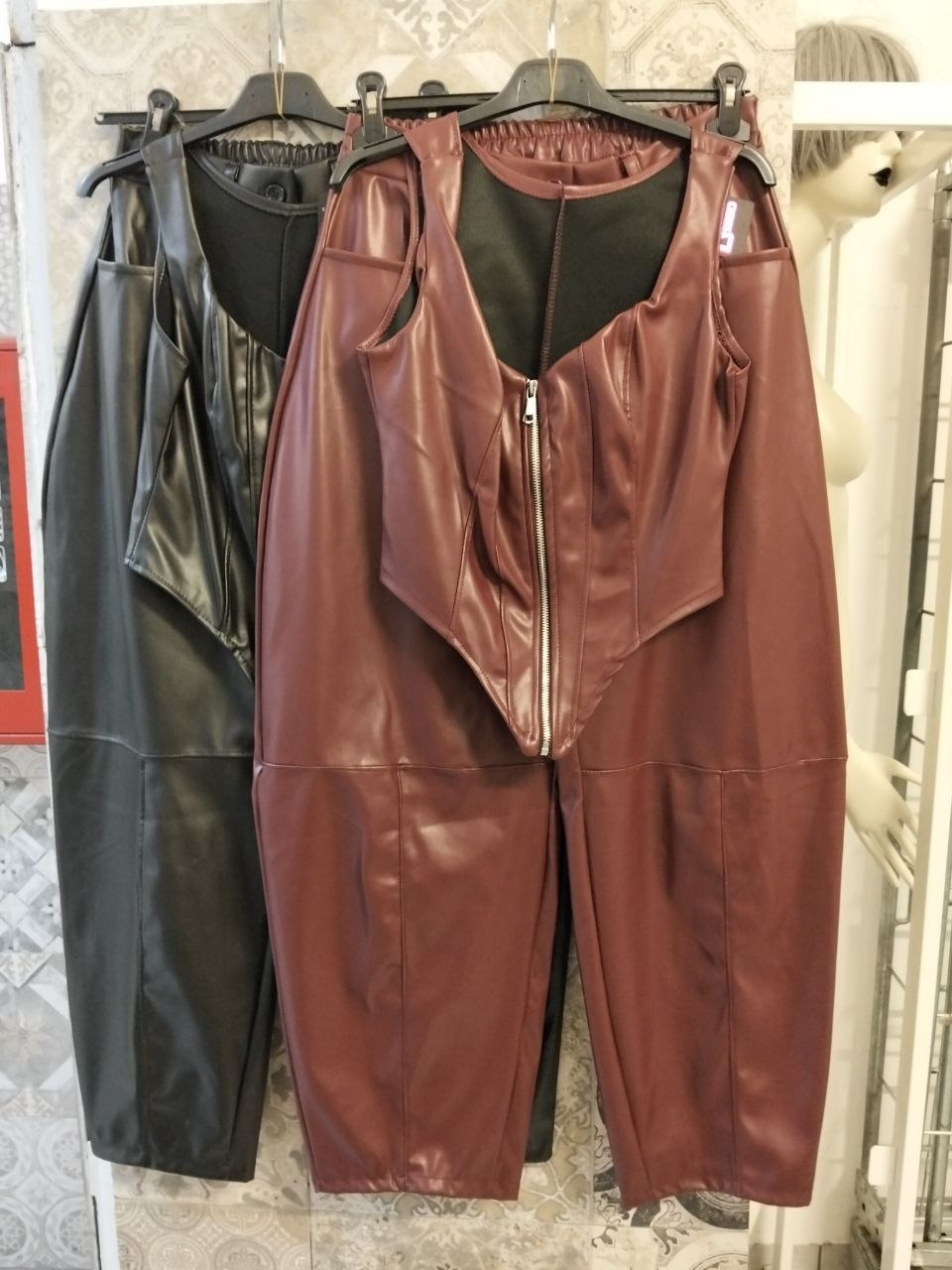 Completo in similpelle con top corsetto zip frontale e pantalone balloon a vita alta
