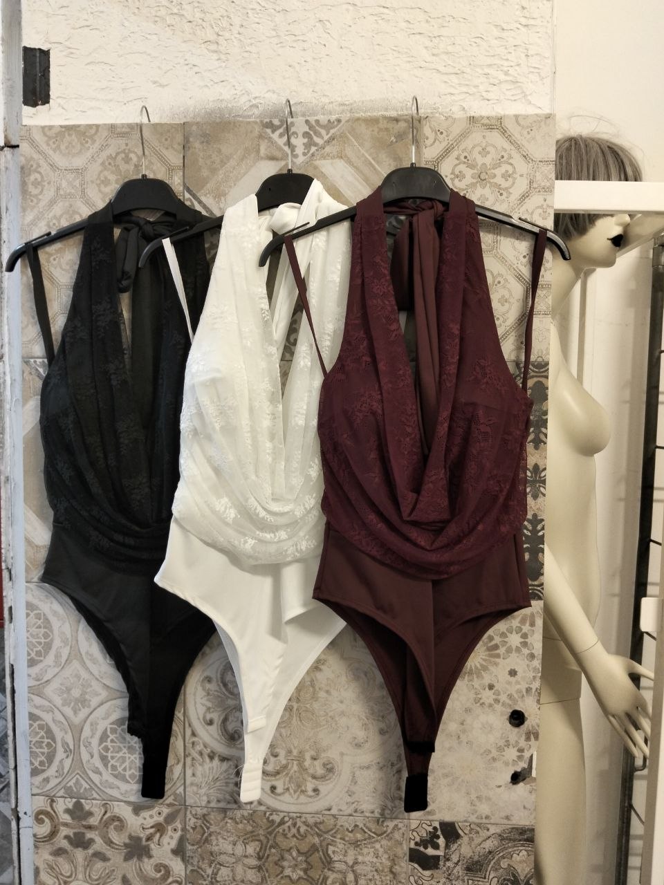 Body con scollo halter drappeggiato e inserti in pizzo